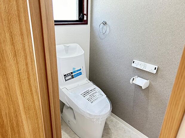 【リフォーム済】トイレはリクシル製の温水洗浄機能付きに新品交換しました。表面は凹凸がないため汚れが付きにくく、継ぎ目のない形状でお手入れが簡単です。節水機能付きなのでお財布にも優しいですね。天井・壁は