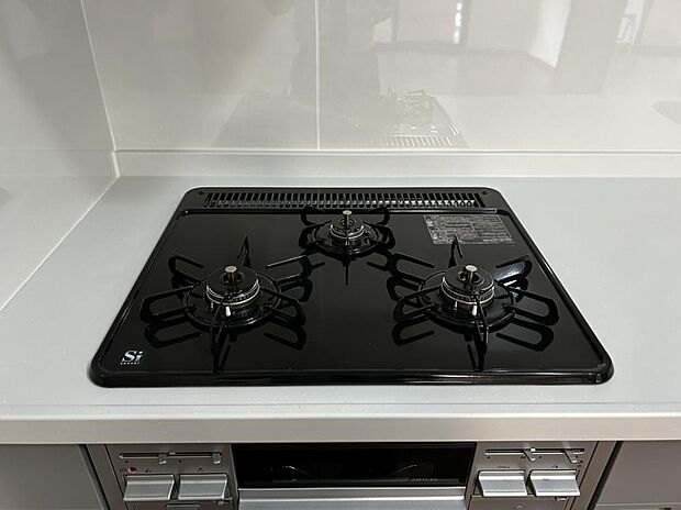 【リフォーム済】新設したキッチンは3口のガスコンロなので、お料理しやすいですね。