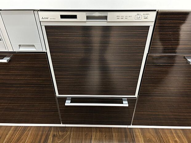 【リフォーム済】新設したキッチンは食洗器付きです。お料理後の手間が省けますね。