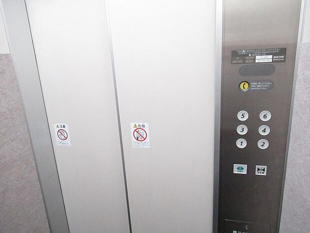 【エレベーター】エレベーターが1基ございます。お部屋は3階なので重たい荷物を運ぶ際にも便利です。防犯カメラも設置されていてセキュリテーにも配慮されています。