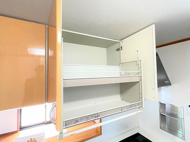 【現況写真】1階システムキッチンの吊戸棚は可動式になっており目線の高さまで棚が下りてくるので使い勝手がいいです。