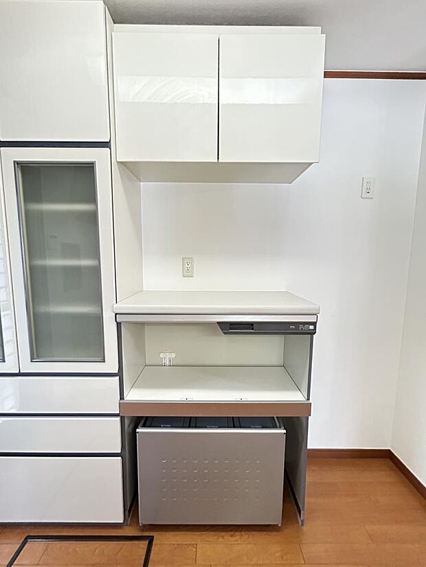 【現況写真】1階キッチン家電置き台はクリーニング済。新たに買い直さず、そのまま炊飯器や電子レンジを設置できます。