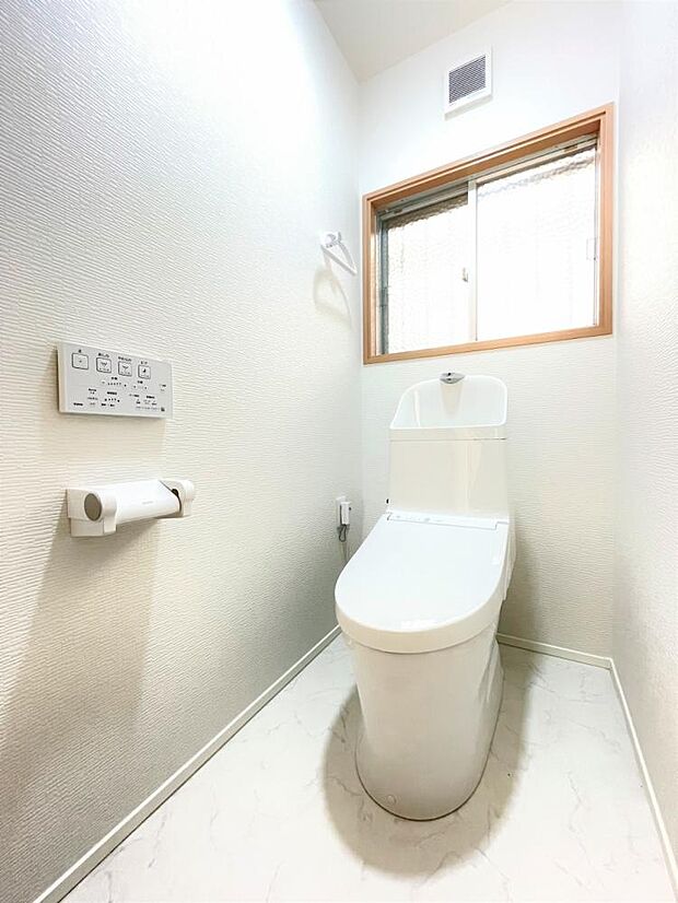 【リフォーム済写真】トイレは天井・壁のクロスを貼替え、床はクッションフロアを貼替ました。TOTO製の温水洗浄付き便器に交換。