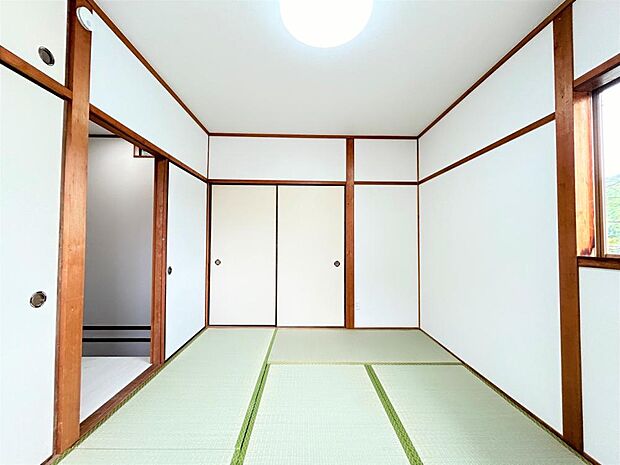 【リフォーム済】2階6帖和室は畳を表替え、襖・障子を貼替、天井・壁のクロス貼替を行いました。イグサの香りに癒される居心地の良いお部屋に仕上がりました。