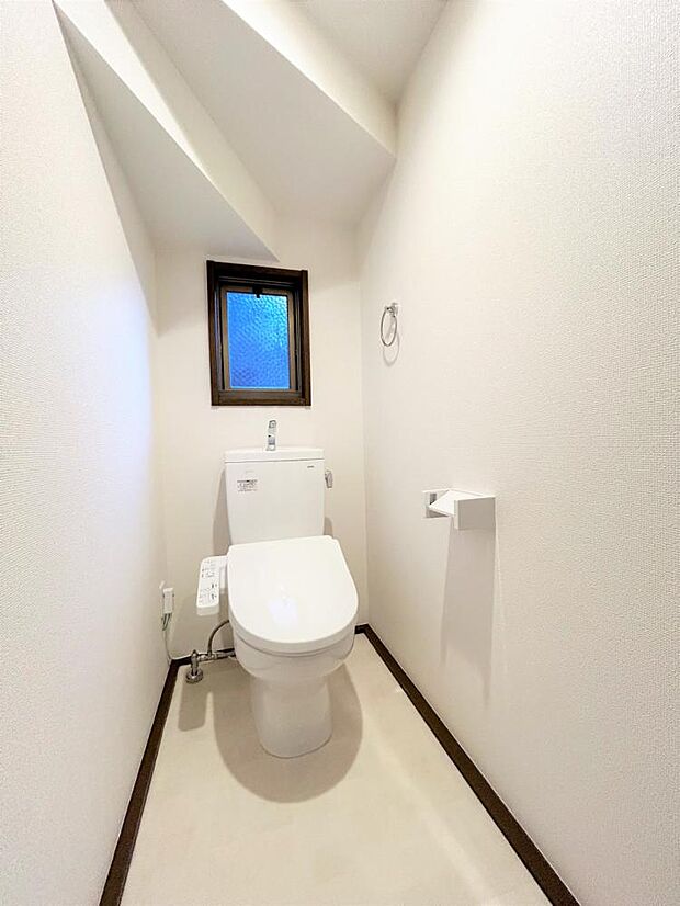 【リフォーム済】トイレはLIXIL製の新品のものと交換いたしました。天井と壁は下地処理後、クロス張りで明るい空間にいたしました。