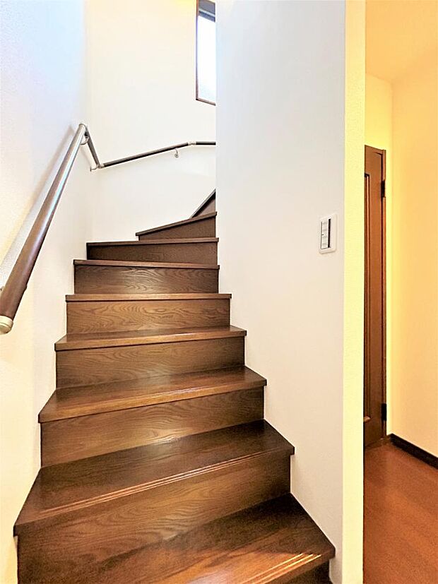【リフォーム済】2階に続く階段です。お子さまやご高齢の方に配慮して手すりを再設置いたしました。事故の起こりやすい階段の昇降を、より安全にできるように最大限配慮しています。