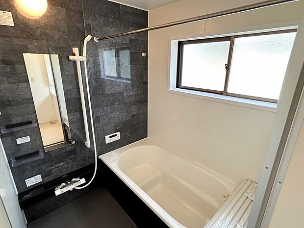 【リフォーム済】浴室はスペースを拡大して1坪サイズのユニットバスを新設いたしました。広々とした綺麗なお風呂は毎日の入浴を楽しくしてくれますね。