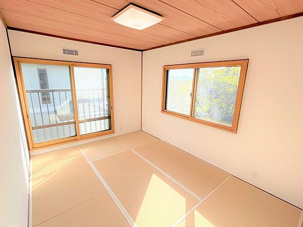 【リフォーム済】2階和室の写真です。今では少なくなりつつある和室ですが、ときには畳の香りに包まれながらくつろぐのもいかがでしょうか。畳は表替え、壁クロスを張替えいたしました。