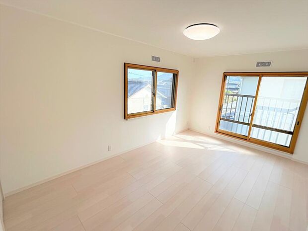 【リフォーム済】2階洋室の写真です。こちらのお部屋も天井・壁はクロス、床はフローリングを張替えいたしました。二面採光で日当たり良好です。