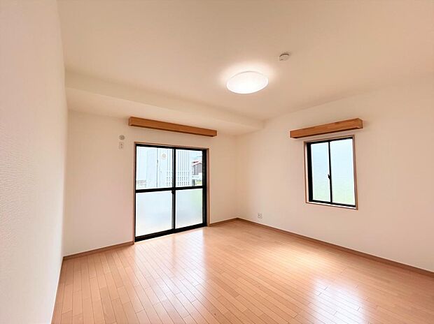 【リフォーム済】生活のメインスペースとなりそうなDK横の洋室の写真です。こちらにソファ等の家具を設置して家族で過ごすスペースにされるとよさそうです。