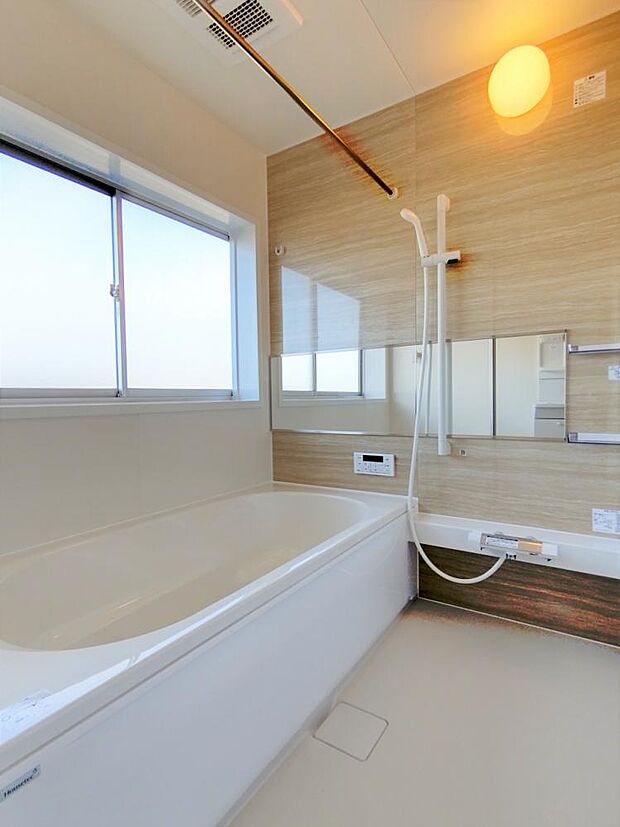 【リフォーム済】浴室はスペースを拡大して1坪サイズのユニットバスを新設いたしました。広々とした綺麗なお風呂は毎日の入浴を楽しくしてくれますね。