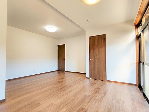 【リフォーム済】10.7帖洋室の写真です。広々とした洋室になっているので、このスペースにソファやテレビを設置すると優雅な空間になりそうです。