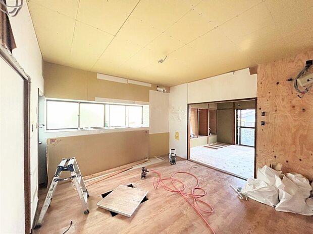 【リフォーム中】キッチンスペースの写真です。天井・壁クロス張替え、床はフロア張り予定です。