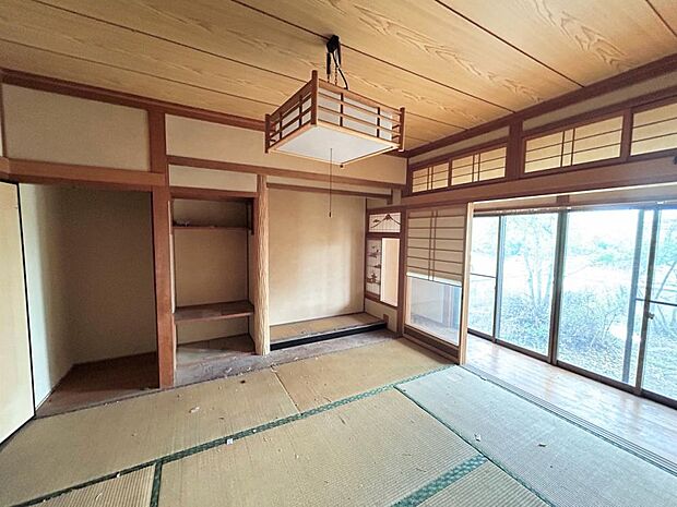 【リフォーム中】玄関横の和室の写真です。畳は表替え、障子・襖張替え、柱は塗装いたします。