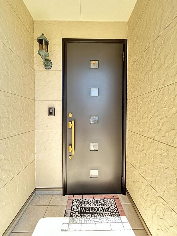 玄関の外観の写真です。重厚感のある玄関ドアが特徴的です。