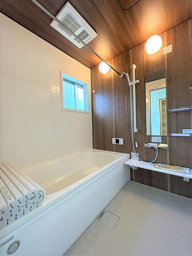 【設備写真】浴室はハウステック製の新品のユニットバスに交換しました。通常よりも大きな1.25坪サイズのお風呂で、1日の疲れをゆっくり癒すことができますよ。