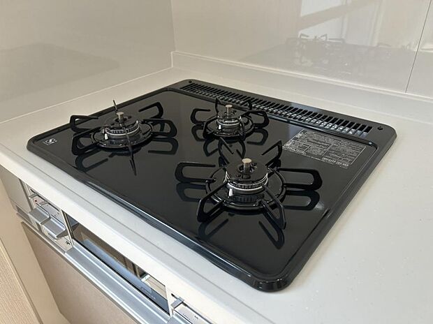 【設備写真】新品交換したキッチンは3口コンロで同時調理が可能。大きなお鍋を置いても困らない広さです。お手入れ簡単なコンロなのでうっかり吹きこぼしてもお掃除ラクラクです。