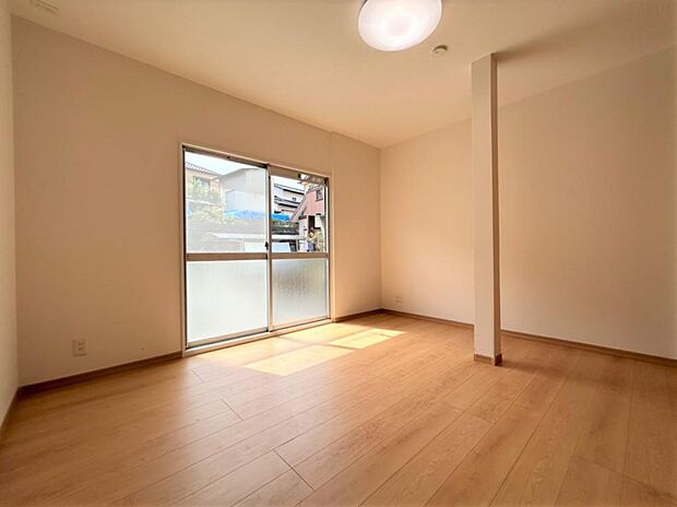 【リフォーム済】1階洋室6.88帖の写真です。窓からはポカポカ陽光と心地よい風通しを確保できますね。