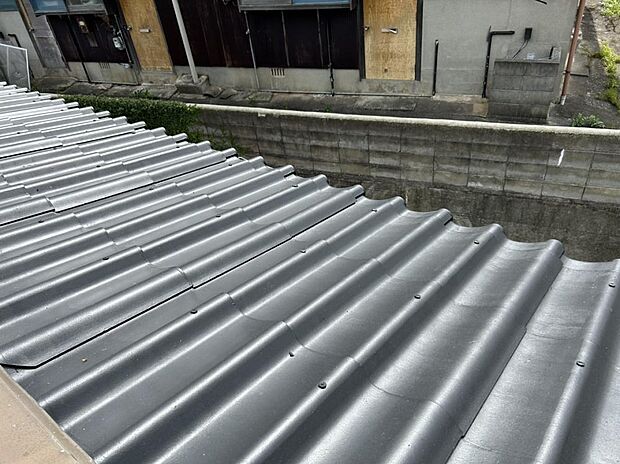 【屋根】高圧洗浄をかけてほこりや汚れを落としています。また雨漏れ確認も行っております。