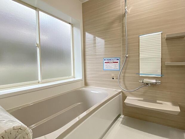 【リフォーム済】浴室はタカラスタンダード製の新品のユニットバスに交換しました。足を伸ばせる1坪サイズの広々とした浴槽で、1日の疲れをゆっくり癒すことができますよ。