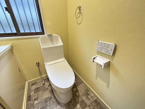 【リフォーム済】トイレはTOTO製の温水洗浄機能付きに新品交換しています。