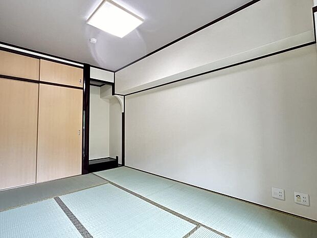 【同仕様写真】和室です。畳を交換してクロスを張替え、建具を交換しました。