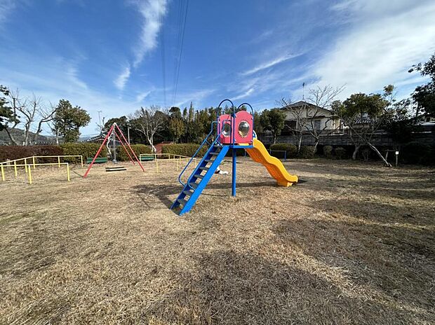 【近隣施設/公園】お家の横には共和台子供広場があるので、お散歩やお子様のお外遊びとして最適ですね。