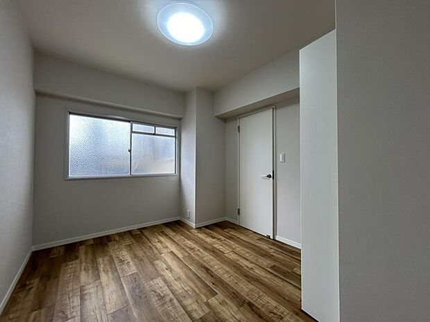【リフォーム済】廊下横約5.5帖洋室です。照明はLED照明に交換しました。