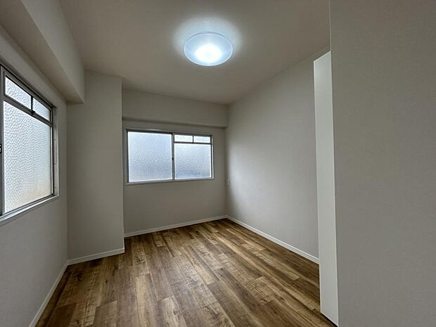 【リフォーム済】西側約5.5帖洋室です。照明はLED照明に交換しました。