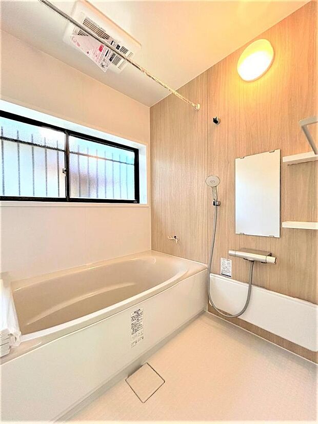 【リフォーム済】浴室は新品のユニットバスに交換致しました。浴槽は大人も足を伸ばして浸かれる広さです。