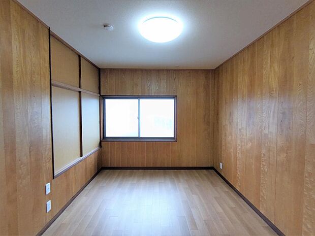 【リフォーム済】2階側洋室(6帖)の床はクッションフロア重張、壁はクリーニング、天井はクロス張替で仕上げました。板壁を上手く活かしたおしゃれな空間になりましたね。