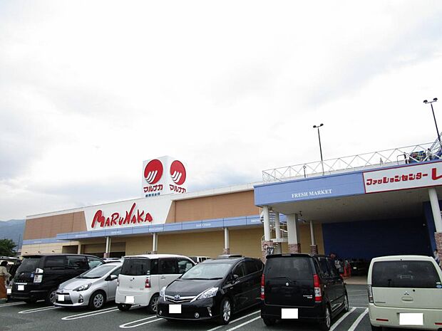 【スーパー】マルナカ新居浜店まで約700m(徒歩9分)です。車が無い時に歩いていける距離でお買い物できるのは嬉しいですね。
