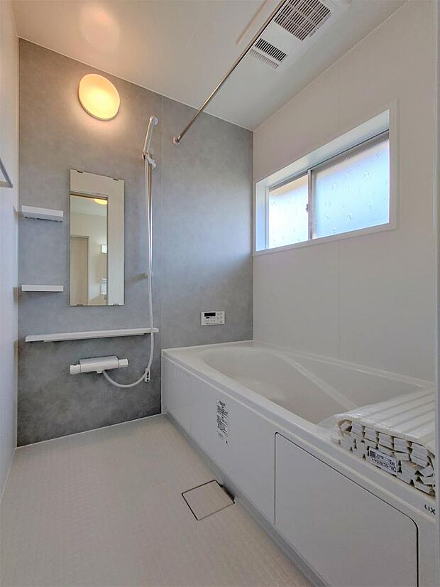 【リフォーム済】浴室は1坪タイプのLIXIL製ユニットバスに新品交換しました。1坪の広々した浴槽で、足を伸ばしてゆったり半身浴が楽しめます。毎日のお風呂が楽しみになりますね。