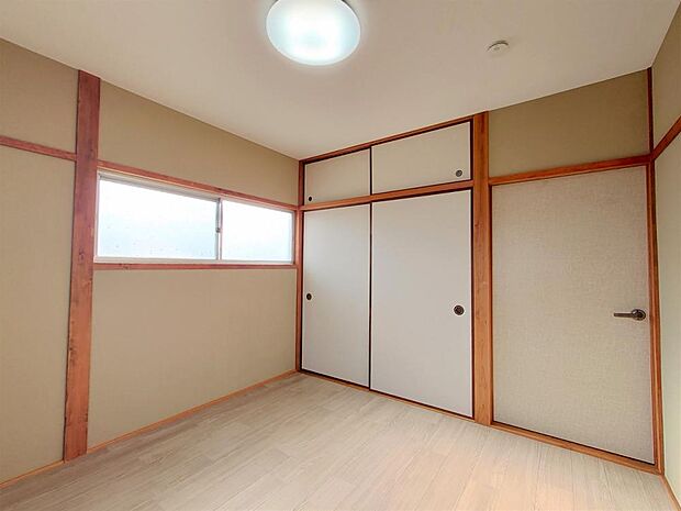【リフォーム済】二階4.5帖の洋室は、洋室に間取り変更しました。窓が2か所ありますので、明るいお部屋になりました。