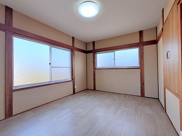 【リフォーム済】2階6帖洋室別アングルです。2か所に収納があるので、お部屋が散らかりませんね。