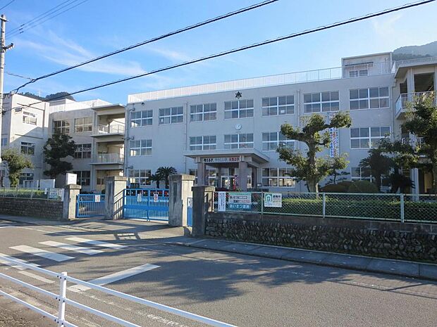 【小学校】新居浜市立角野小学校まで約1400メートル（徒歩約18分）です。元気に歩いて、毎日の通学で足腰を鍛えることが出来ますね。