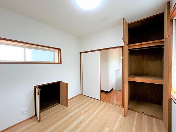 【リフォーム済】2階洋室(4.5帖)は床はクッションフロアの重ね張り、壁・天井はクロス張替えを行いました。備え付けの収納もありますので、家具で部屋が狭くなりませんね。