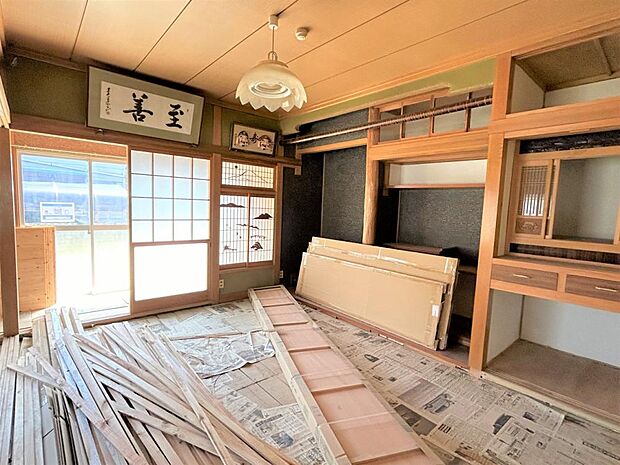 【リフォーム中】1階玄関横の和室は畳の新品交換等を行う予定です。広縁から日差しが入ってきて過ごしやすいお部屋です。