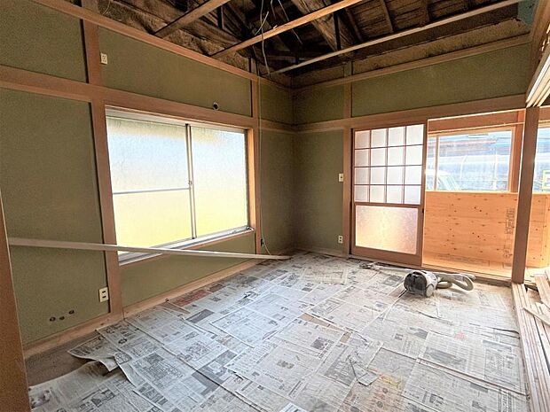 【リフォーム中】1階東側の和室は畳の新品交換、天井の張替え等を行う予定です。窓が二面あるので、明るいお部屋です。