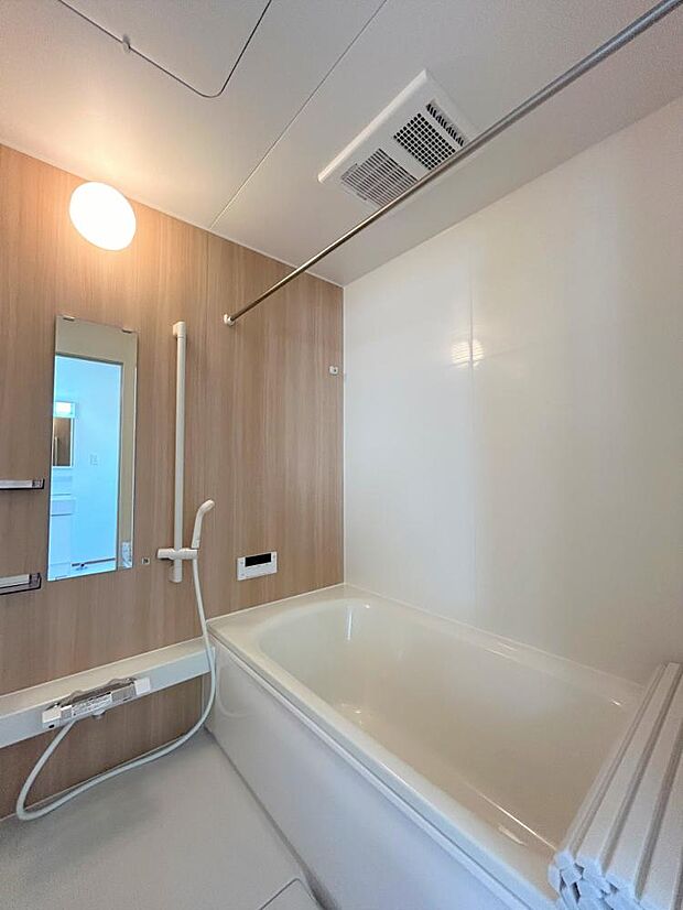 【リフォーム済】浴室です。浴室はハウステック製のユニットバスに新品交換しました。1坪の広々した浴槽で、足を伸ばしてゆったり半身浴が楽しめます。毎日のお風呂が楽しみになりますね。