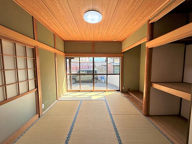 【リフォーム済】玄関脇にある6畳の和室です。畳の交換等を行いました。南向きで陽当たりがいいので、ゴロンと横になりたいときには嬉しい空間です。