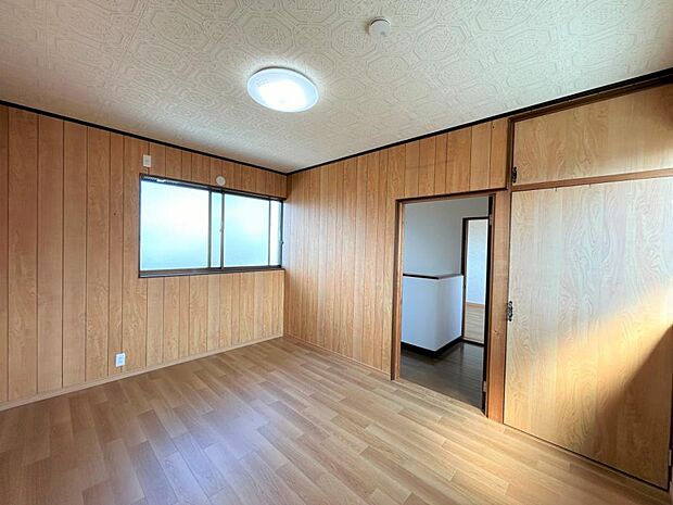 【リフォーム済】2階北西側の洋室です。床は張り替え、壁・天井はクロスのクリーニングを行いました。大きな窓があるので、明るく過ごしやすい空間になっています。