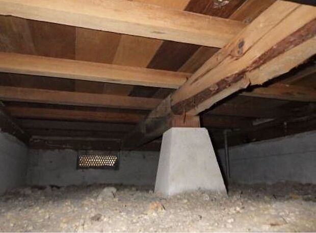 【床下写真】中古住宅の3大リスクである、雨漏り、主要構造部分の欠陥や腐食、給排水管の漏水や故障を2年間保証します。その前提で屋根裏まで確認の上でリフォームし、シロアリの被害調査と防除工事もおこないまし
