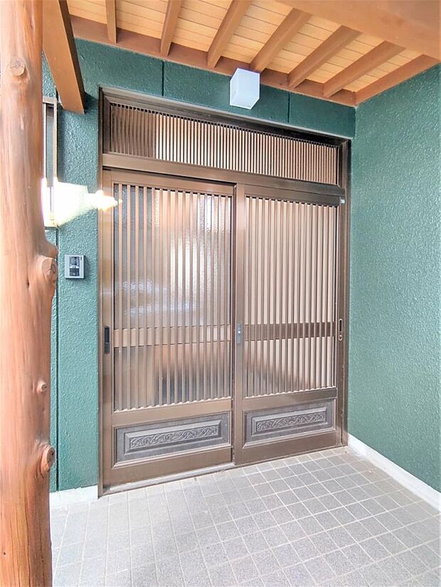 【リフォーム済】玄関扉は鍵交換を行い、カラーモニター付きのドアホンを設置しました。モニターで玄関にいらしたお客様を確認してから応対できます。防犯面での安全性もばっちりですね。