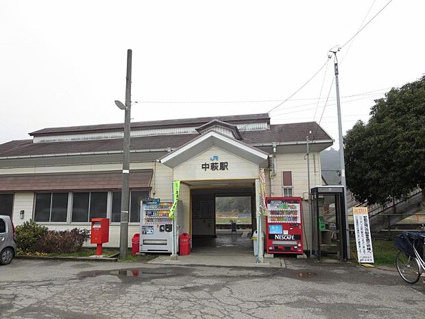 【駅】予讃線中萩駅まで約3000m（車約10分）です。駅が近くにあると通勤、通学に便利ですね。