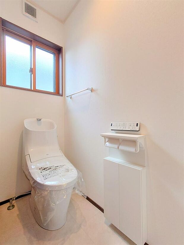 【リフォーム済】トイレです。トイレットペーパーホルダーに加え、収納も付いています。スッキリと整理することで清潔な空間を保つことができますね。