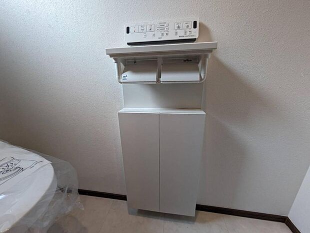 【リフォーム済】トイレの収納棚です。お掃除道具等を入れるのにも良いですね。