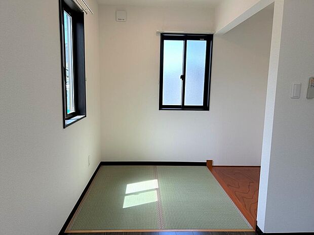 【リフォーム済】LDKにある和室は壁と天井はクロスを張替え、畳は表替えを行いました。い草の香りに癒される空間になりそうですね。