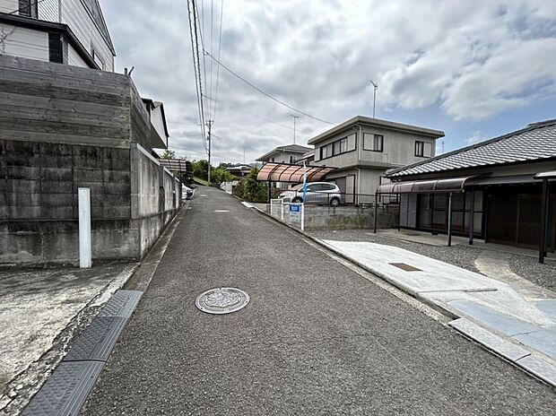 【前面道路】前面道路です。幅員4m程ありますので、大きなお車でも通行できますよ。