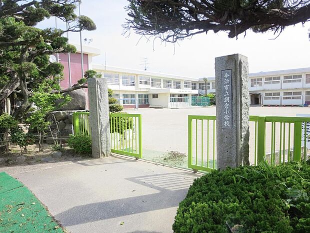 【小学校】今治市立朝倉小学校まで約2900メートル(車で7分)です。元気に歩いて、毎日の通学で足腰を鍛えることが出来ますね。